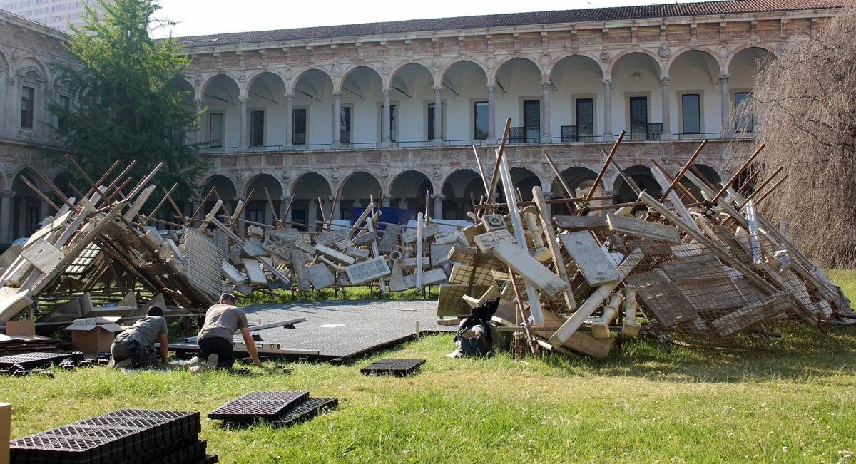 Faza budowy instalacji MATER podczas Fuorisalone 2026 montaż niewidocznej konstrukcji wsporczej pod platformę centralną.webp